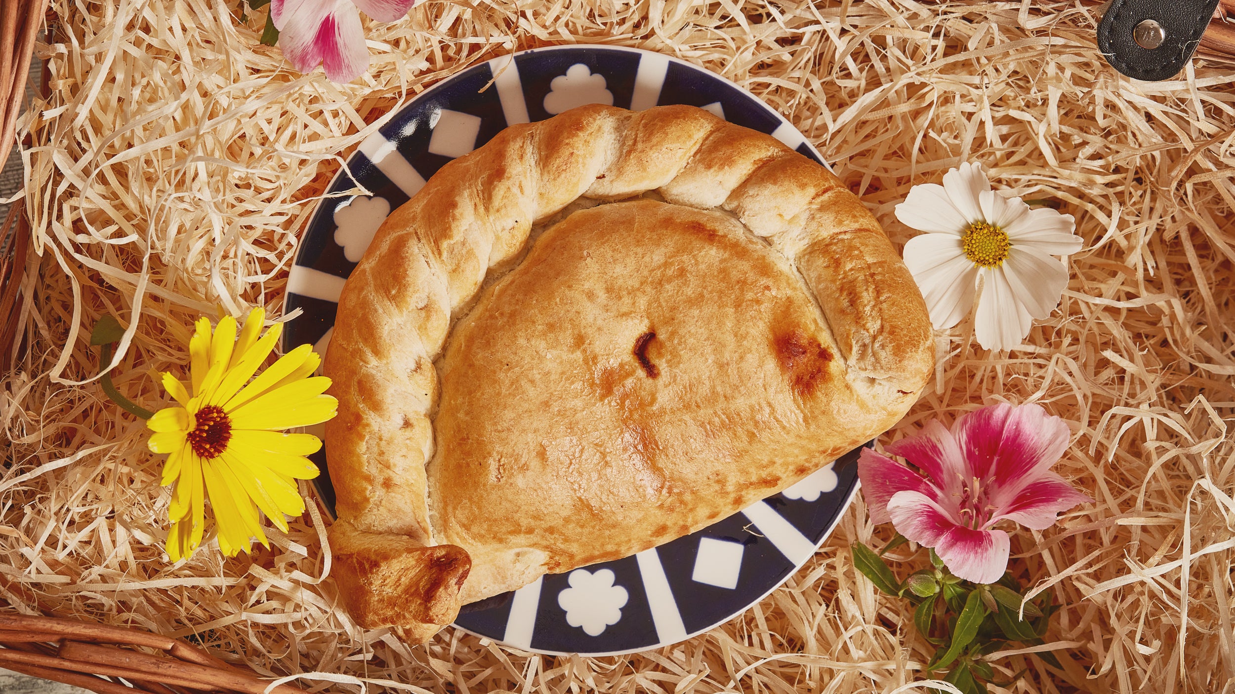 Pasty on a plate in a hamper